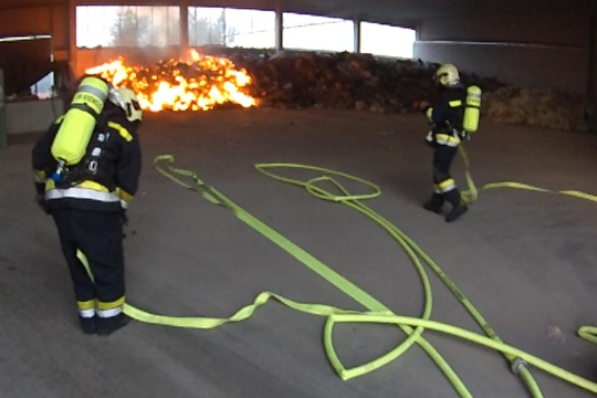 Freiwillige Feuerwehr Krems/Donau - Lagerhallenbrand in Entsorgungsbetrieb